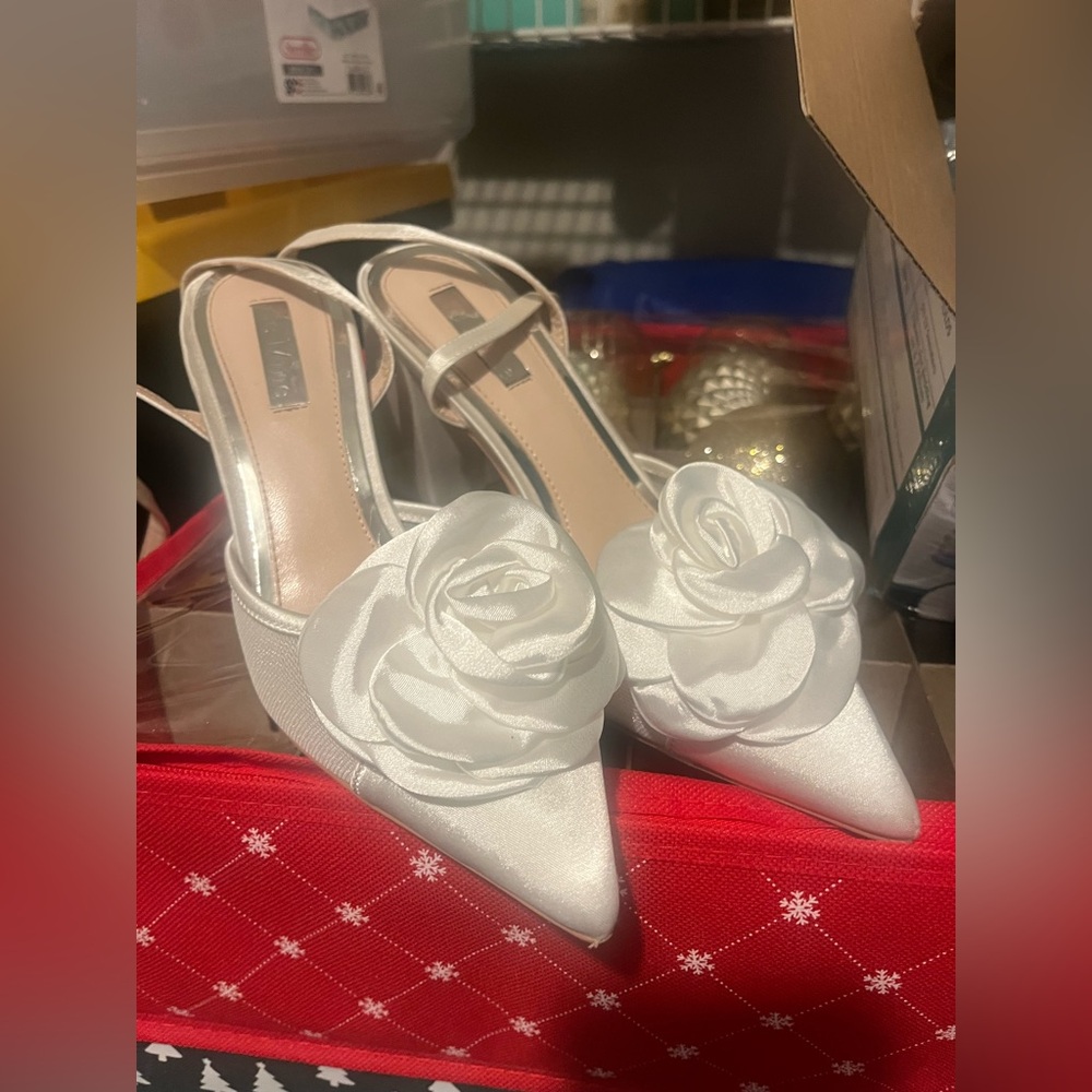 NEW  White Women's Shoes with Floral Detail